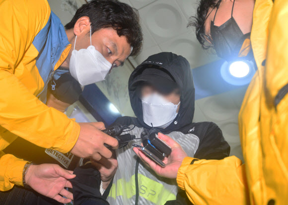 경주경찰서에서 나오는 고 최숙현 선수 ‘팀닥터’