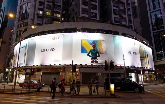 농구장보다 크다… 홍콩 최대 번화가에 뜬 LG올레드 광고판  