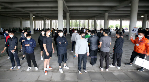 마스크 쓰고 기다리는 응시생들
