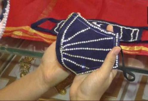 한 보석상에서 판매되는 다이아몬드 장식 마스크/ANI통신 트위터