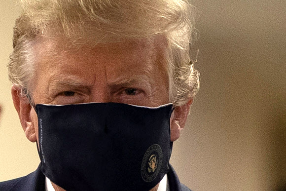 코로나19 감염을 막기 위한 마스크를 최근 공식 일정에 처음으로 쓰고 나타난 도널드 트럼프 미국 대통령. 로이터 연합뉴스