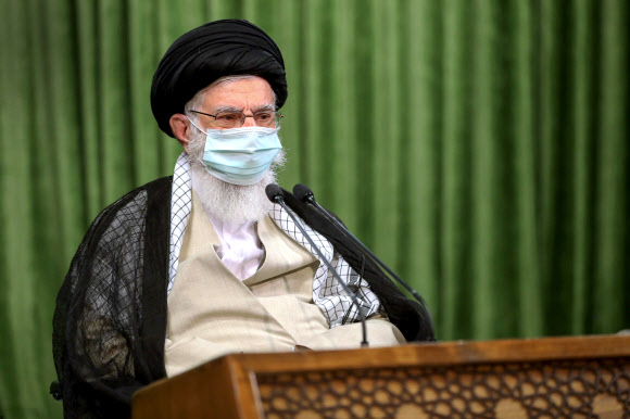 코로나19 감염을 막기 위한 마스크를 최근 공식 일정에 처음으로 쓰고 나타난 아야톨라 알리 하메네이 이란 최고지도자. AFP 연합뉴스