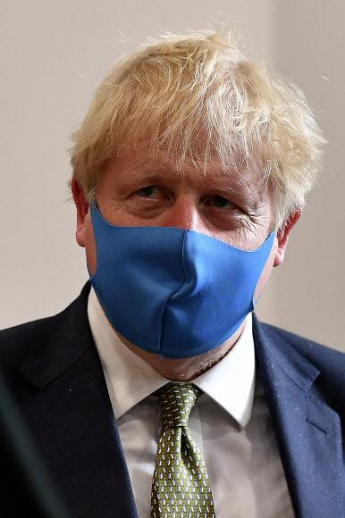 코로나19 감염을 막기 위한 마스크를 최근 공식 일정에 처음으로 쓰고 나타난 보리스 존슨 영국 총리. AP 연합뉴스