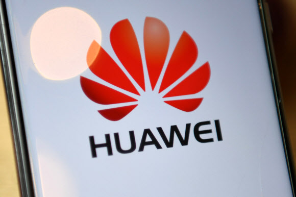 영국에 이어 프랑스 정부가 중국 통신장비업체 화웨이의 5세대 이동통신(5G) 네트워크 장비의 면허 갱신을 거부하겠다고 자국 통신사에 통보한 것으로 22일(현지시간) 알려졌다. 사진은 화웨이 로고. AFP 연합뉴스