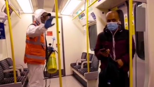 런던 지하철 ‘서클 라인’의 다른 승객에게 자신의 그림 작업을 위해 자리를 피해줄 것을 요청하는 ‘거리의 작가’ 아트 뱅크시로 추정되는 남성. 뱅크시 동영상 캡처 BBC 홈페이지 재인용