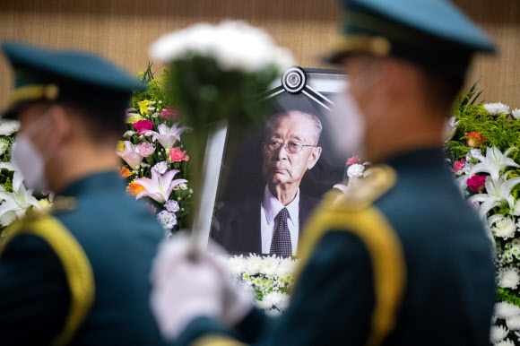 영결식장에 놓인 고 백선엽 장군의 영정