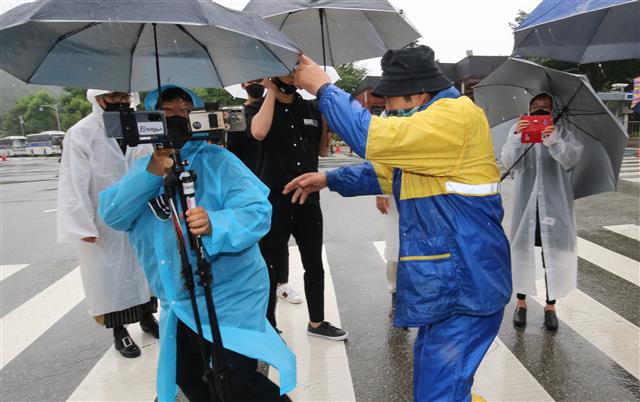 몸싸움하는 두 단체