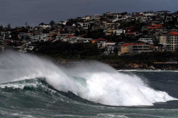 15일(현지시간) 호주 시드니에서 실종된 서퍼를 찾기 위한 수색이 계속되고 있는 가운데, 해안가는 거센 파도가 몰아치고 있다. EPA 연합뉴스