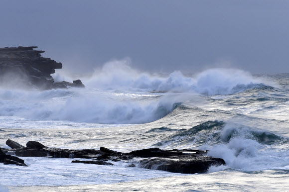 15일(현지시간) 호주 시드니에서 실종된 서퍼를 찾기 위한 수색이 계속되고 있는 가운데, 해안가는 거센 파도가 몰아치고 있다. EPA 연합뉴스