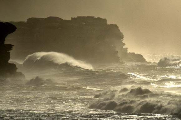 15일(현지시간) 호주 시드니에서 실종된 서퍼를 찾기 위한 수색이 계속되고 있는 가운데, 해안가는 거센 파도가 몰아치고 있다. EPA 연합뉴스