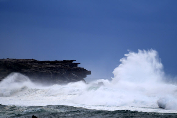 15일(현지시간) 호주 시드니에서 실종된 서퍼를 찾기 위한 수색이 계속되고 있는 가운데, 해안가는 거센 파도가 몰아치고 있다. EPA 연합뉴스