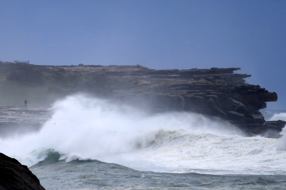 15일(현지시간) 호주 시드니에서 실종된 서퍼를 찾기 위한 수색이 계속되고 있는 가운데, 해안가는 거센 파도가 몰아치고 있다. EPA 연합뉴스