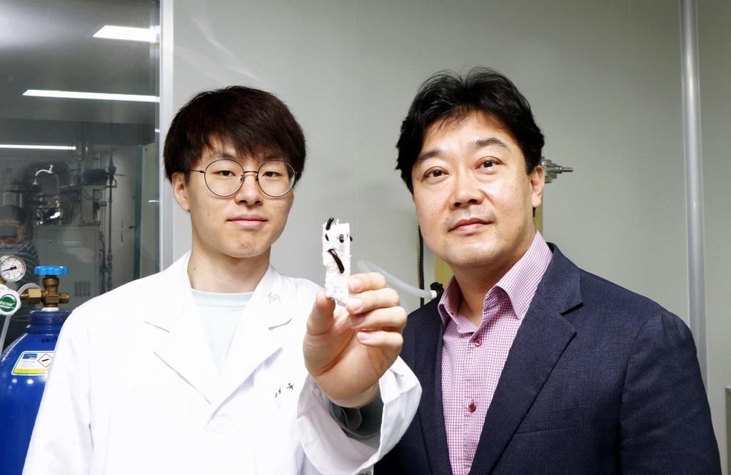 포스텍 화학공학과 차형준 교수(오른쪽)와 통합과정 우성욱씨가 스티로폼을 먹는 거저리 유충을 들어 보이고 있다. 포스텍 제공