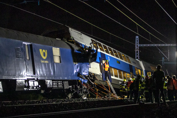 체코서 화물열차 들이받은 여객열차… 최소 1명 사망·60여명 부상 