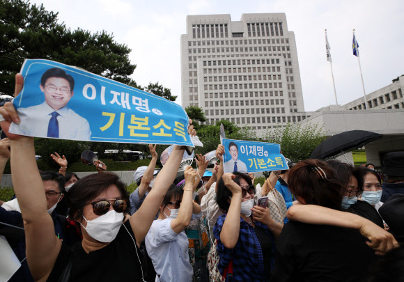 이재명 경기지사의 지지자들이 16일 오후 서울 서초구 대법원 앞에 상고심 파기환송 결정에 기뻐하고 있다. 
