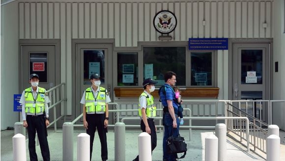 서울 종로구 주한 미국대사관 비자발급소 앞에 경찰들이 경비를 서고 있는 모습. 서울신문DB
