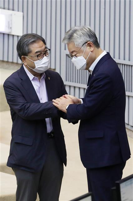 이재정 교육감과 손 맞잡은 이재명 지사