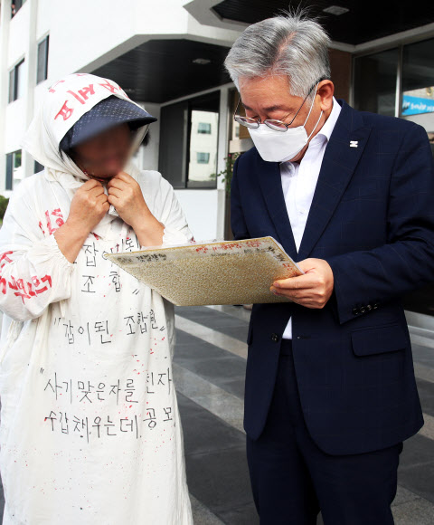 민원인과 이야기 나누는 이재명 경기지사