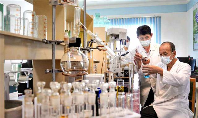 북한 노동당 기관지 노동신문은 18일 “화학공업 발전에 이바지하기 위한 과학연구사업을 심화시켜나간다”며 연구 중인 김일성종합대학 화학부의 모습을 공개했다. 북한은 김정은 국무위원장 주재로 지난달 7일 정치국 회의를 열고 비료와 생필품 생산에 필수인 화학공업 발전 방안을 논의했다.  평양 노동신문=뉴스1