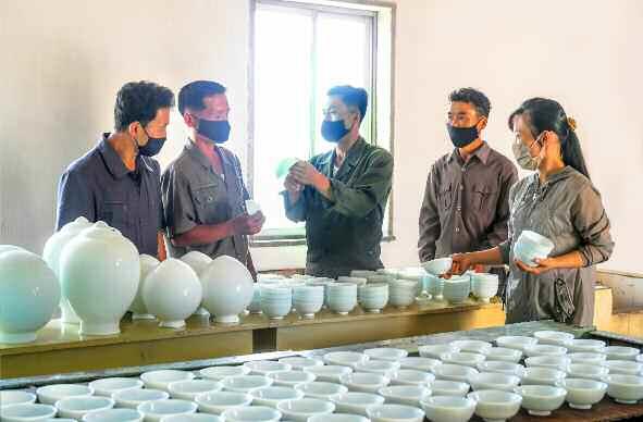 북한 노동당 기관지 노동신문은 18일 “강원도 정신의 진수는 자력갱생, 자급자족이며 오늘의 강원도는 바로 우리 당의 자력갱생 사상의 정당성과 생활력이 뚜렷이 과시되는 의미깊은 곳”이라며 강원도를 본보기 지역으로 조명했다. 강원도는 김정은 국무위원장 시대의 자력자강을 상징하는 지역이다.  평양 노동신문=뉴스1