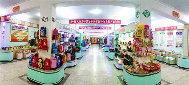 북한 노동당 기관지 노동신문은 18일 “강원도 정신의 진수는 자력갱생, 자급자족이며 오늘의 강원도는 바로 우리 당의 자력갱생 사상의 정당성과 생활력이 뚜렷이 과시되는 의미깊은 곳”이라며 강원도를 본보기 지역으로 조명했다. 강원도는 김정은 국무위원장 시대의 자력자강을 상징하는 지역이다. 사진은 강원도 자력갱생 전시관에 진열된 상품들로 보인다. 평양 노동신문=뉴스1