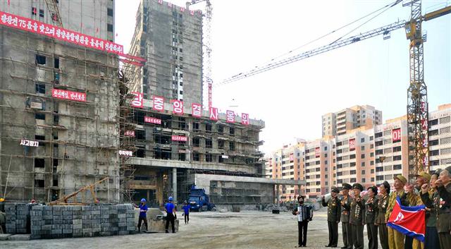 북한 노동당 기관지 노동신문은 18일 “평양종합병원 건설자들과 설비, 자재 보장단위 근로자들의 비상한 정신력과 헌신적인 노력에 의하여 건축공사가 일정계획대로 추진되고 있다”라고 1면에 보도했다. 이곳은 김정은 국무위원장이 올해 최우선으로 건설할 것을 지시한 곳으로, 오는 당 창건 75주년(10월 10일)까지 완공을 목표로 하고 있다. 평양 노동신문=뉴스1
