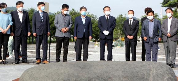 더불어민주당 차기 당 대표 선거에 나서는 김부겸 전 의원이 18일 오전 경남 김해시 봉하마을을 찾아 노무현 전 대통령 묘역에 참배하고 있다. 2020.7.18  연합뉴스