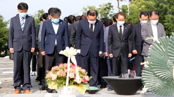 더불어민주당 차기 당 대표 선거에 나서는 김부겸 전 의원이 18일 오전 경남 김해시 봉하마을을 찾아 노무현 전 대통령 묘역에 참배하고 있다. 2020.7.18  연합뉴스