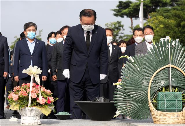 김부겸 더불어민주당 전 의원이 18일 오전 경남 김해 봉하마을을 찾아 고 노무현 전 대통령 묘역을 참배하고 있다. 2020.7.18 뉴스1