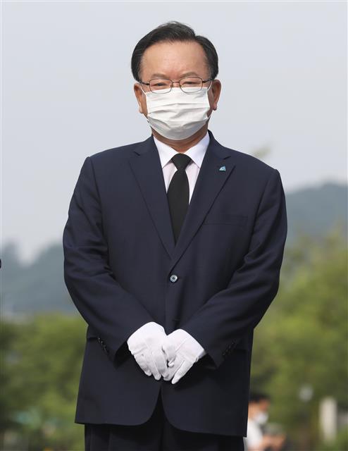 김부겸 더불어민주당 전 의원이 18일 오전 경남 김해 봉하마을을 찾아 고 노무현 전 대통령 묘역을 참배하고 있다. 2020.7.18 뉴스1