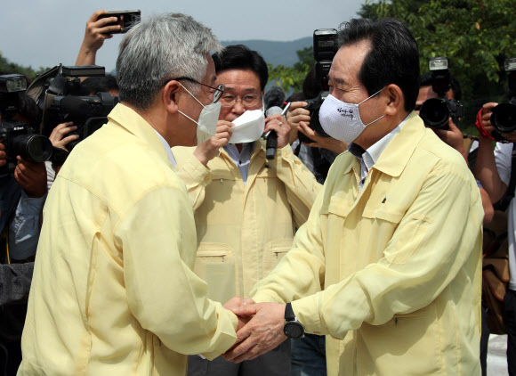 정세균 국무총리가 18일 경기 포천시 일동면 양돈농장에서 이재명 경기지사와 인사하고 있다. 정 총리는 아프리카돼지열병 방역상황 점검차 농장을 방문했다. 2020.7.18  연합뉴스