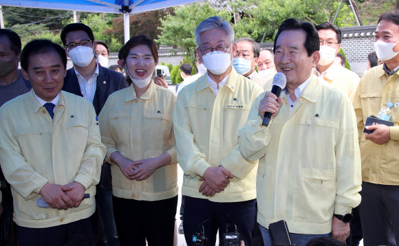 정세균 국무총리가 18일 경기 포천시 일동면 양돈농장에서 아프리카돼지열병 방역상황을 보고 받은 후 발언하고 있다. 왼쪽은 이재명 경기지사. 2020.7.18  연합뉴스