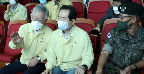 정세균 국무총리가 18일 경기 포천시 포병관측소에서 멧돼지 차단 관련 보고를 받고 있다. 왼쪽은 이재명 경기지사. 2020.7.18  연합뉴스