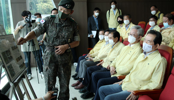 정세균 국무총리가 18일 경기 포천시 포병관측소에서 멧돼지 차단 관련 보고를 받고 있다. 왼쪽은 이재명 경기지사. 2020.7.18  연합뉴스