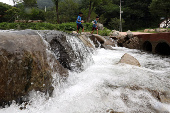 18일 오전 전남 담양군 대전면 한재골에서 어린이들이 물놀이를 하고 있다. 2020.7.18  연합뉴스