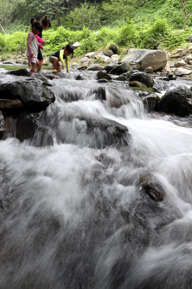 18일 오전 전남 담양군 대전면 한재골에서 어린이들이 물놀이를 하고 있다. 2020.7.18  연합뉴스