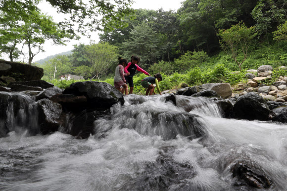 18일 오전 전남 담양군 대전면 한재골에서 어린이들이 물놀이를 하고 있다. 2020.7.18  연합뉴스