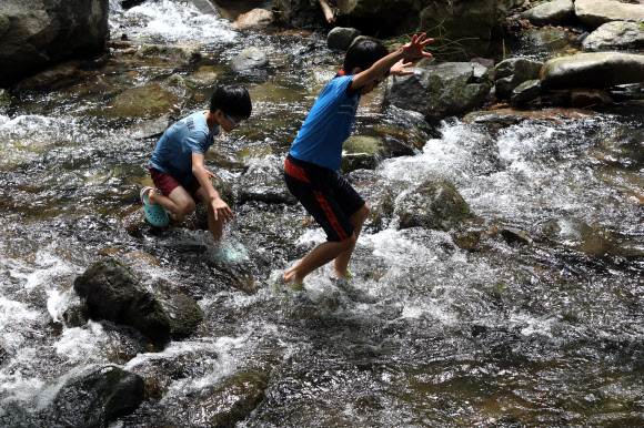 18일 오전 전남 담양군 대전면 한재골에서 어린이가 물놀이를 하고 있다. 2020.7.18  연합뉴스