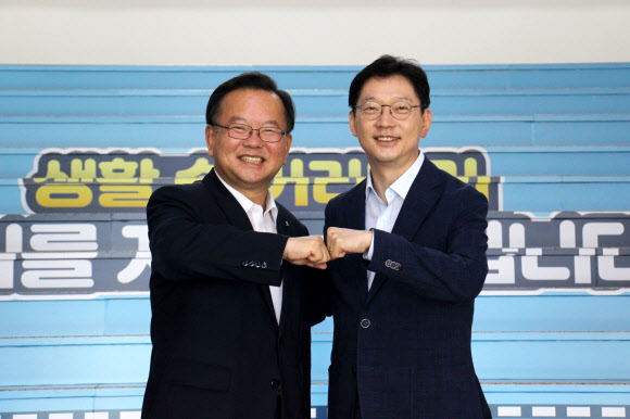 더불어민주당 차기 당 대표 선거에 출마한 김부겸 전 의원이 18일 경남도청에서 김경수 지사를 만나고 있다. 2020.7.18  김부겸 캠프 제공