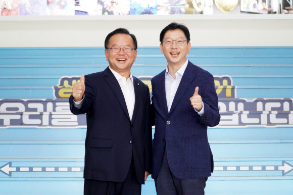 더불어민주당 차기 당 대표 선거에 출마한 김부겸 전 의원이 18일 경남도청에서 김경수 지사를 만나고 있다. 2020.7.18  김부겸 캠프 제공