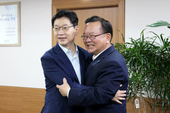 더불어민주당 차기 당 대표 선거에 출마한 김부겸 전 의원이 18일 경남도청에서 김경수 지사를 만나고 있다. 2020.7.18  김부겸 캠프 제공