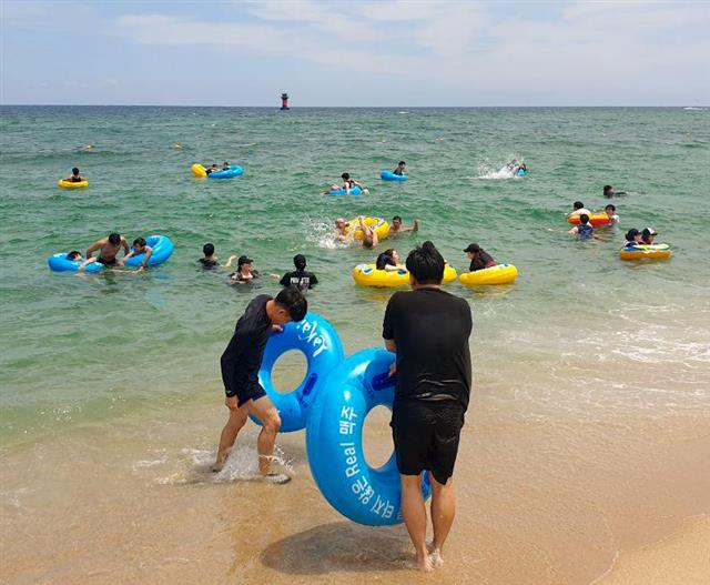 강원 강릉경포해수욕장 개장 후 첫 주말인 18일 경포해수욕장에서 피서객들이 물놀이를 즐기고 있다. 2020.7.18 뉴스1