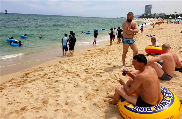 강원 강릉경포해수욕장 개장 후 첫 주말인 18일 경포해수욕장에서 외국인 피서객들이 피서를 즐기고 있다. 2020.7.18 뉴스1