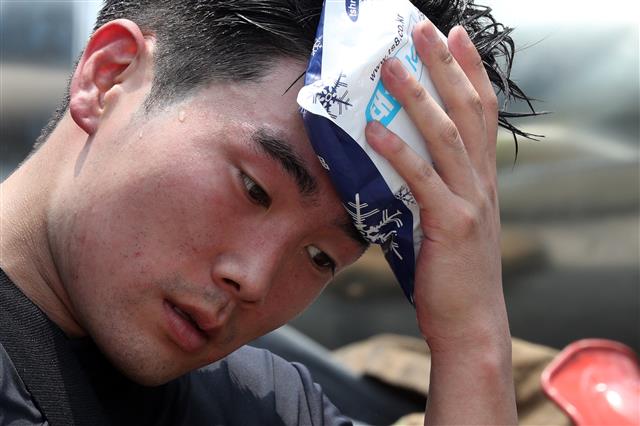 18일 경기 의왕시에 한 플라스틱 용기 제조공장에서 불이나 소방대원이 화재 진압 후 더위를 식히고 있다. 이 화재로 중상3명, 경상 7명 등 10명이 다쳐 병원으로 이송됐다. 소방청은 공장 내 설비 교체작업 중 화재가 발생한 것으로 추정하고 있다고 밝혔다.  2020.7.18 뉴스1