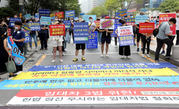 ‘6·17 규제 소급적용 피해자 구제를 위한 모임’ 온라인 카페 회원 등 정부 부동산 대책 반대 시민들이 18일 중구 예금보험공사 인근에서 집회를 하고 있다. 2020.7.18  연합뉴스