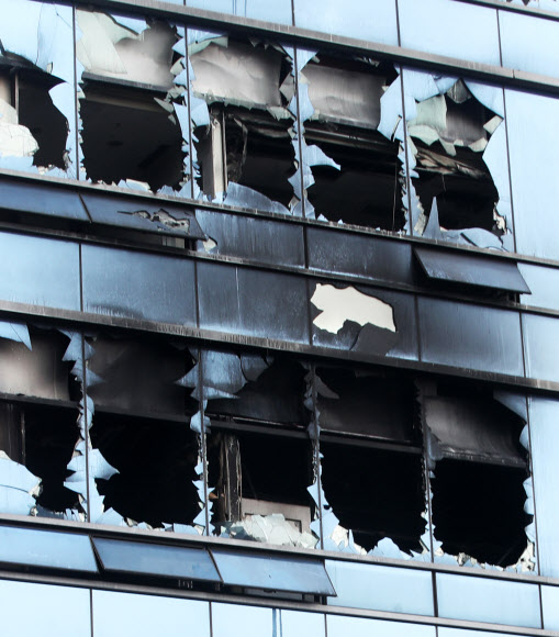 18일 경기도 의왕시 고천동의 한 플라스틱 성형용기 제조공장에서 불이 나 10명이  다쳐 병원으로 이송됐다. 사진은 화재 현장 모습. 2020.7.18  연합뉴스