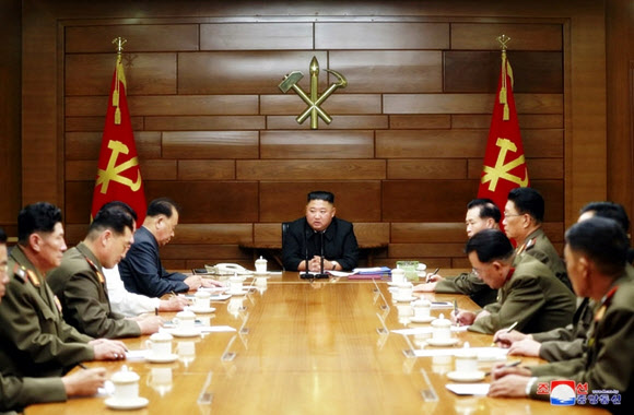 북한은 18일 노동당 본부청사에서 김정은 위원장이 주재한 가운데 당 중앙군사위원회 확대회의를 열고, 이어 비공개회의를 열었다고 조선중앙통신이 19일 보도했다. 연합뉴스.