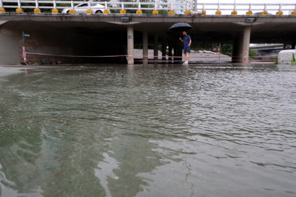 넘친 물로 우회로 찾는 시민