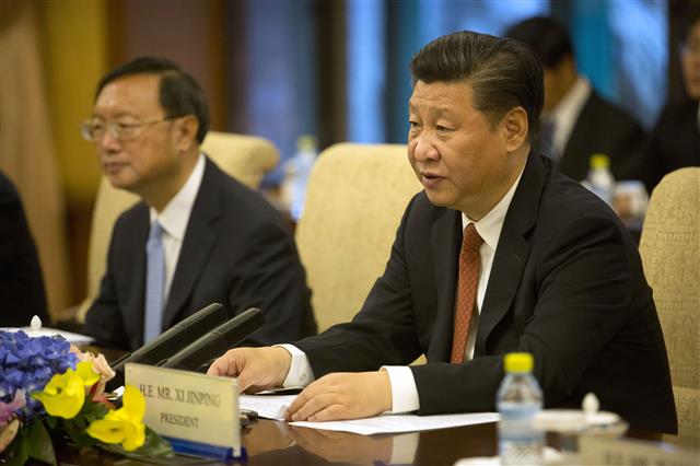 2016년 7월 반기문 유엔 사무총장 방문 당시 댜오위타이 국빈관에서 환담하는 시진핑(오른쪽) 중국 국가주석. 베이징 AP 연합뉴스