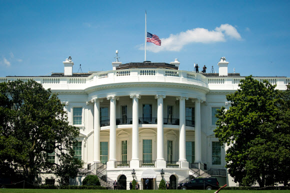 18일(현지시간) 백악관에 루이스 의원을 추모하는 의미의 성조기 조기가 게양돼 있다.  워싱턴DC 로이터 연합뉴스